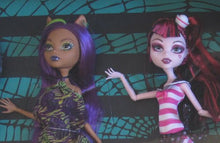 Load image into Gallery viewer, Monster High SKULL SHORES 5 DOLL Set w 3 EXCLUSIVE DOLLS Frankie, Cleo, Clawdeen &amp; Ghoulia &amp; Draculaura TARGET EXCLUSIVE (2012)
