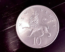 Load image into Gallery viewer, 1975 Great Britain (England) 10 New Pence Coin
